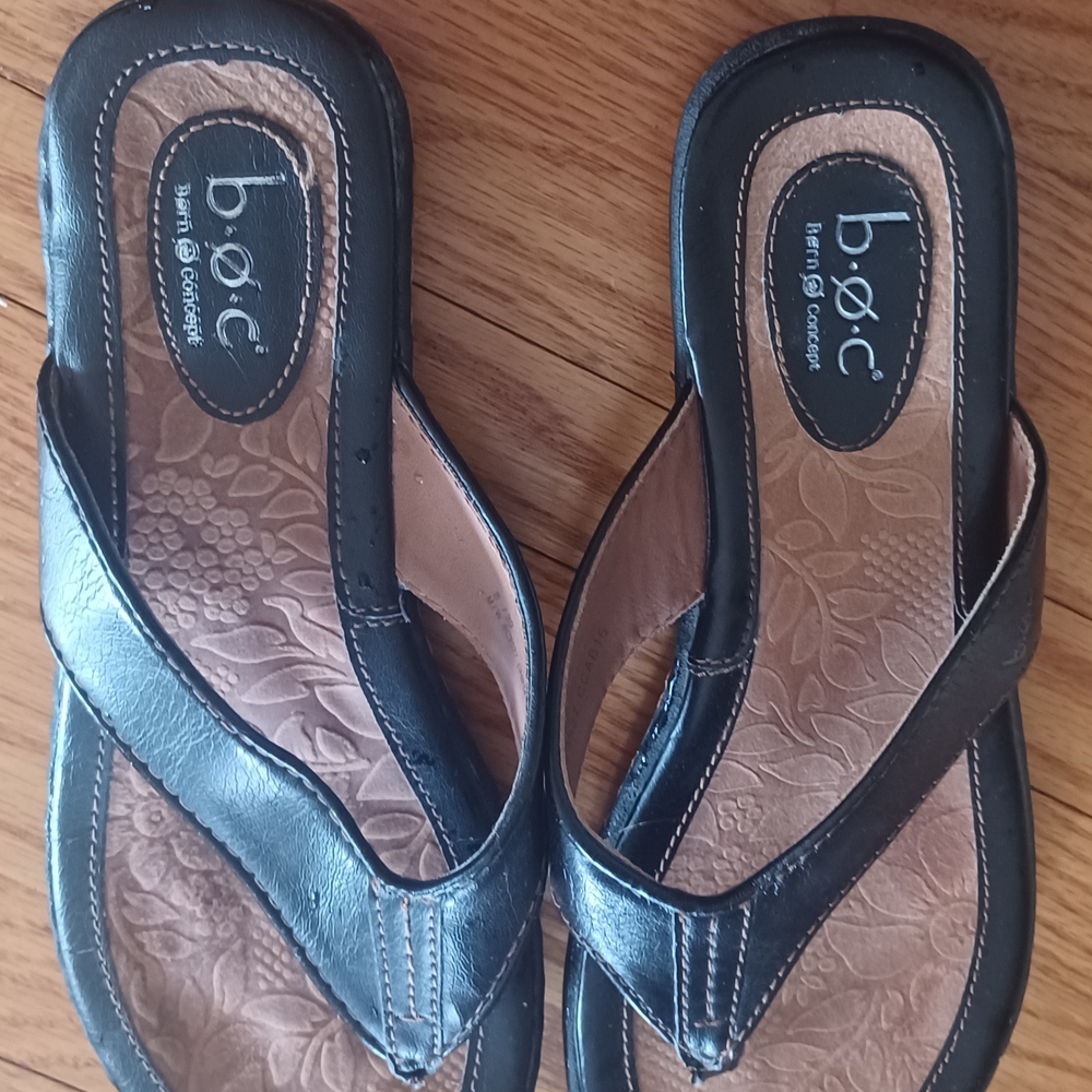 b.o.c. Women's Black and Brown Sandals